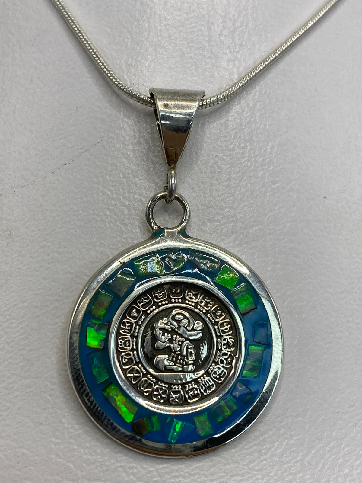 Dije de plata prehispánico con glifo maya e Ópalo de Fuego verde olivo, largo 3.5 cm