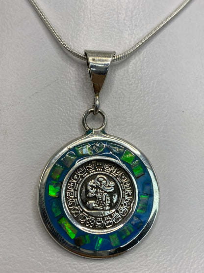Dije de plata prehispánico con glifo maya e Ópalo de Fuego verde olivo, largo 3.5 cm