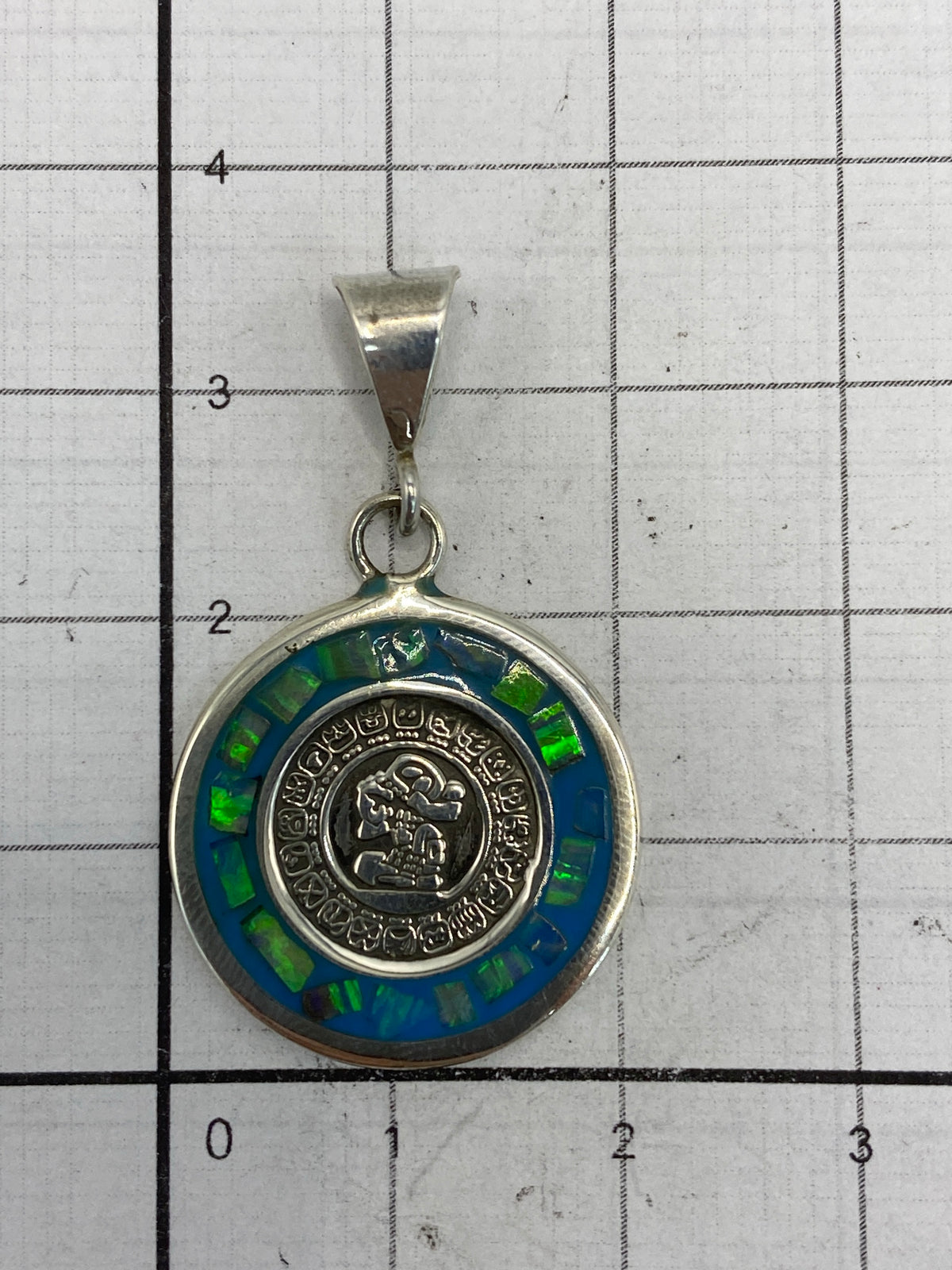 Detalle del engaste manual de plata alrededor de la piedra Ópalo de Fuego