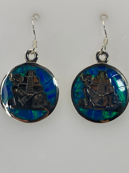 Aretes de opalo en tonos azul y verde sobre fondo neutro