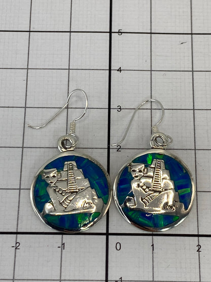 Aretes de plata 950 con el sello del Quinto visible en el reverso
