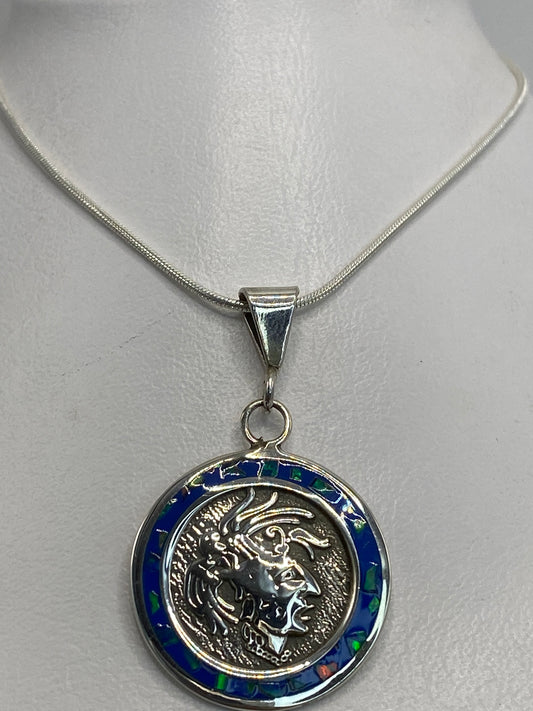 Detalle del perfil prehispánico engastado en plata 925 y ópalo de fuego