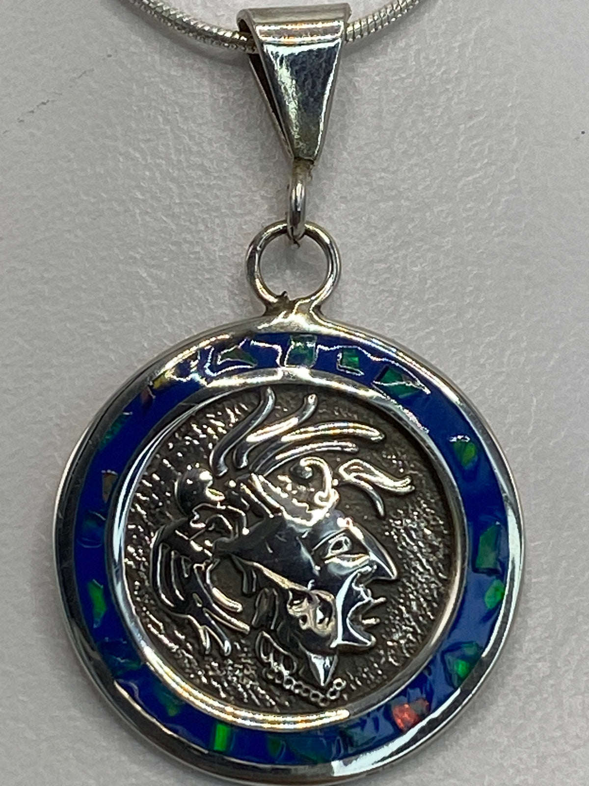 Reverso del dije mostrando el Quinto 925 y el acabado pulido