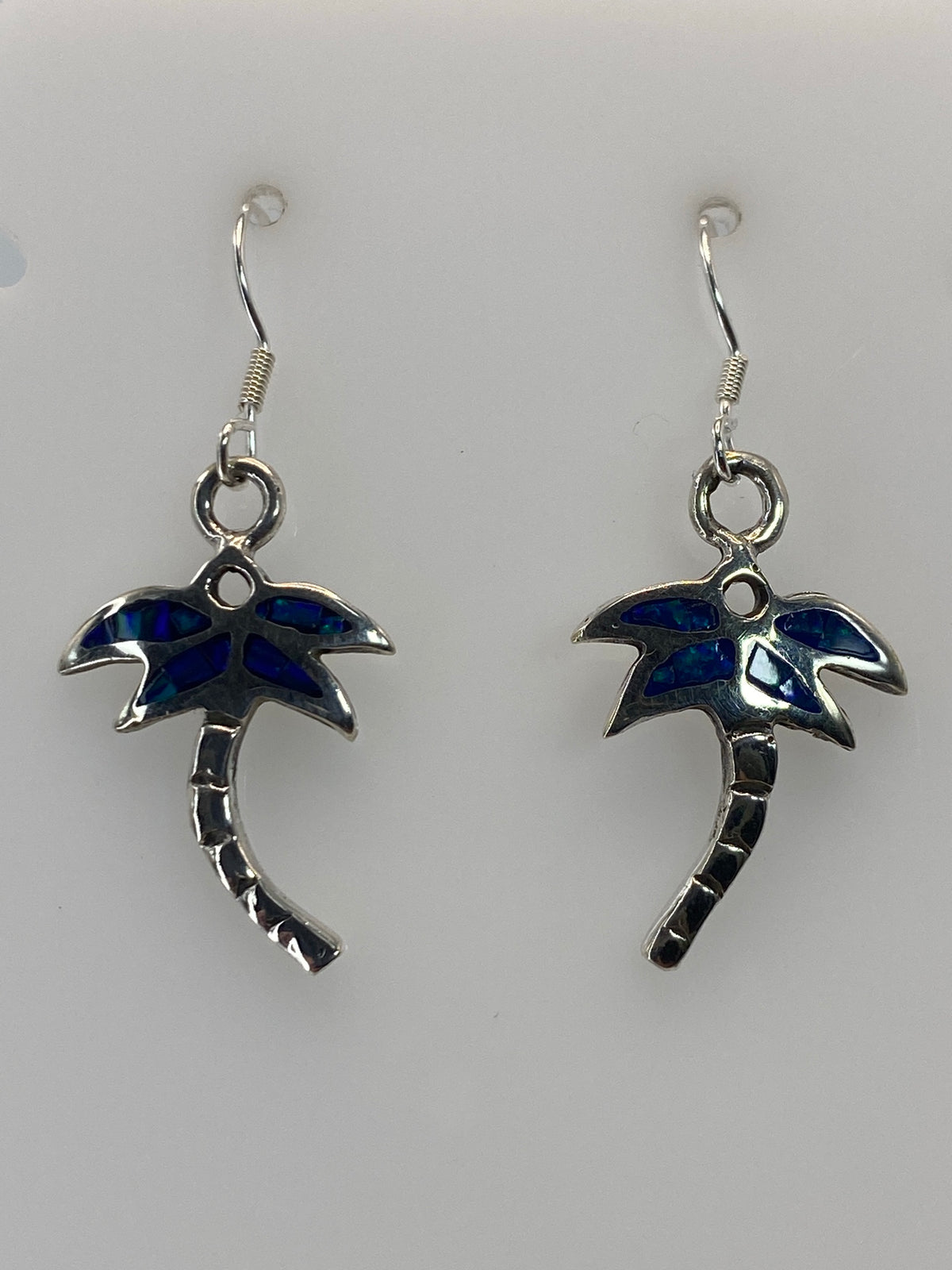 Par de aretes de plata 950 con ópalo de fuego azul engastado a mano