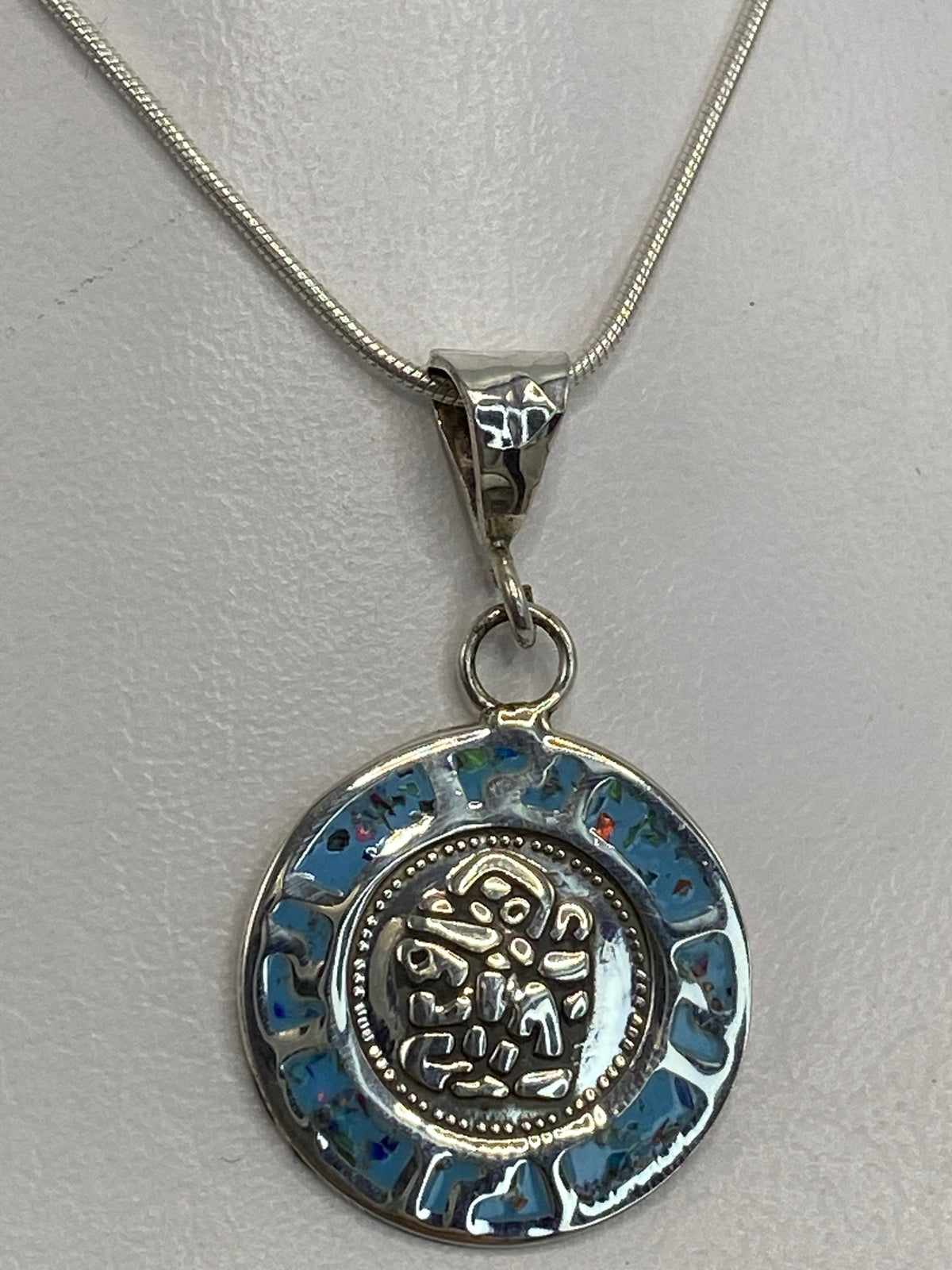 Dije prehispánico de plata 925 con ópalo de fuego multicolor en cadena