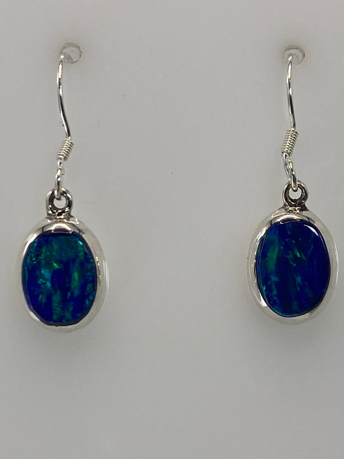 Par de aretes de plata con ópalo de fuego azul, engastados a mano, de 2.9 cm de largo
