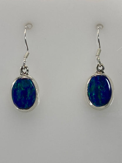 Detalle del ópalo de fuego azul en su engaste de plata pulida