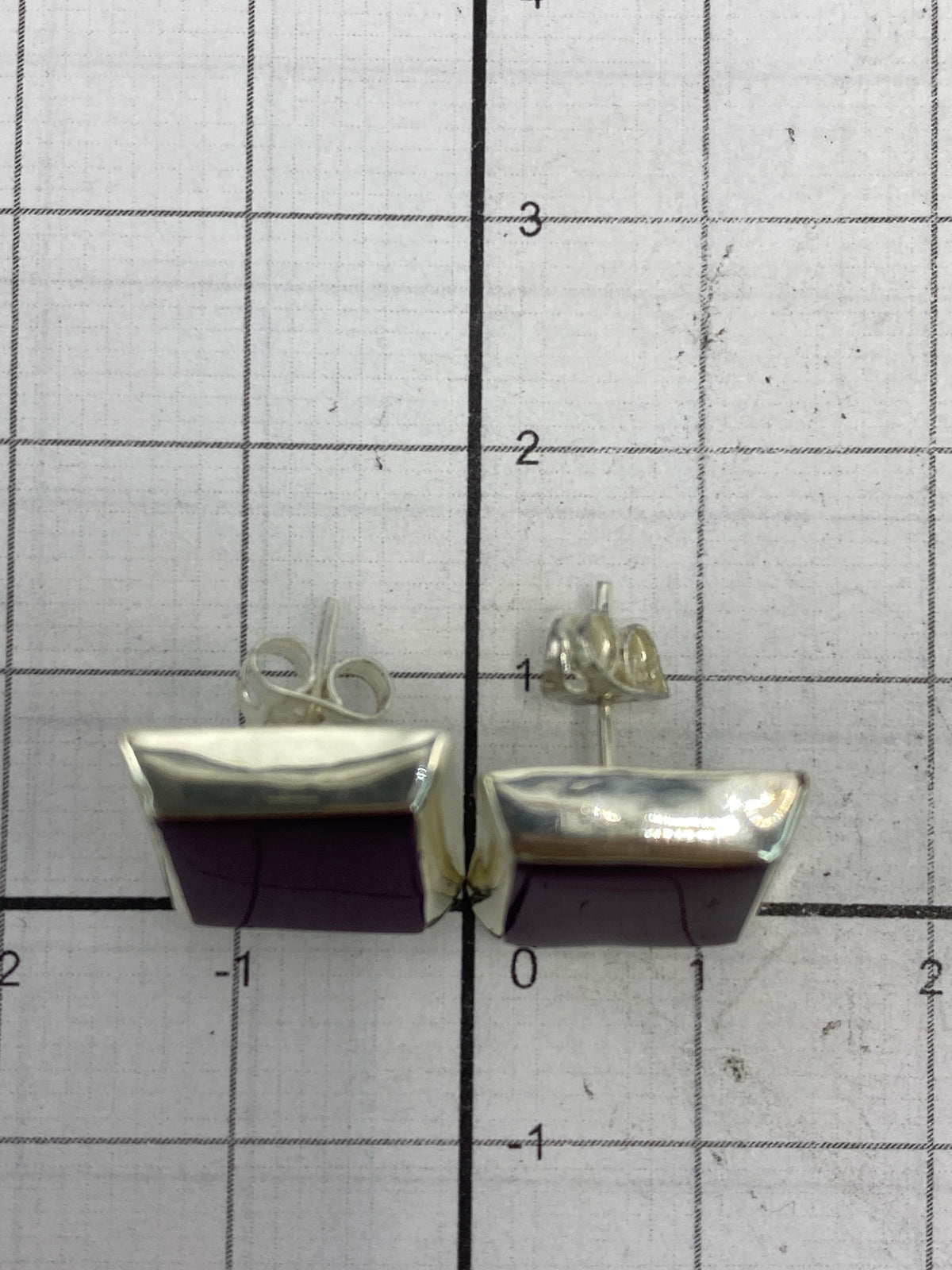 Aretes de plata 925 con Quinto mostrando la incrustación de piedra morada