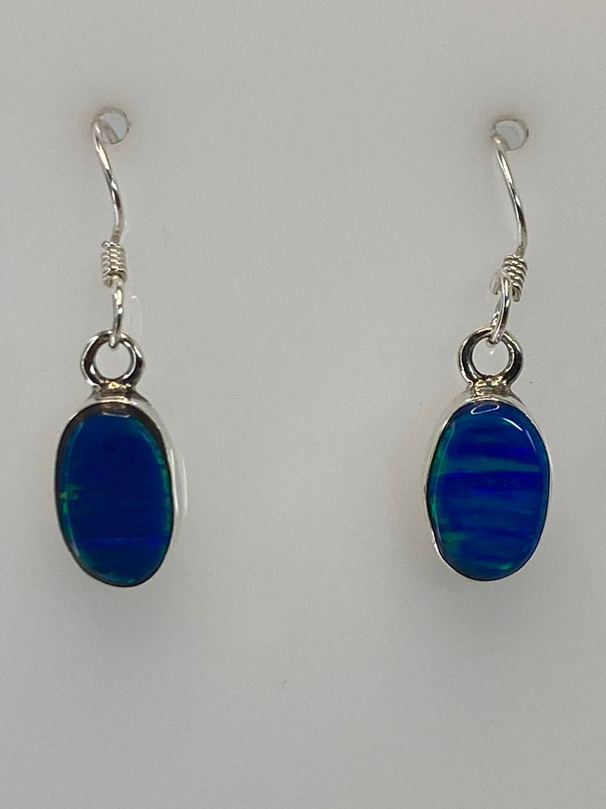 Par de aretes de plata con Ópal de Fuego azul engastado a mano