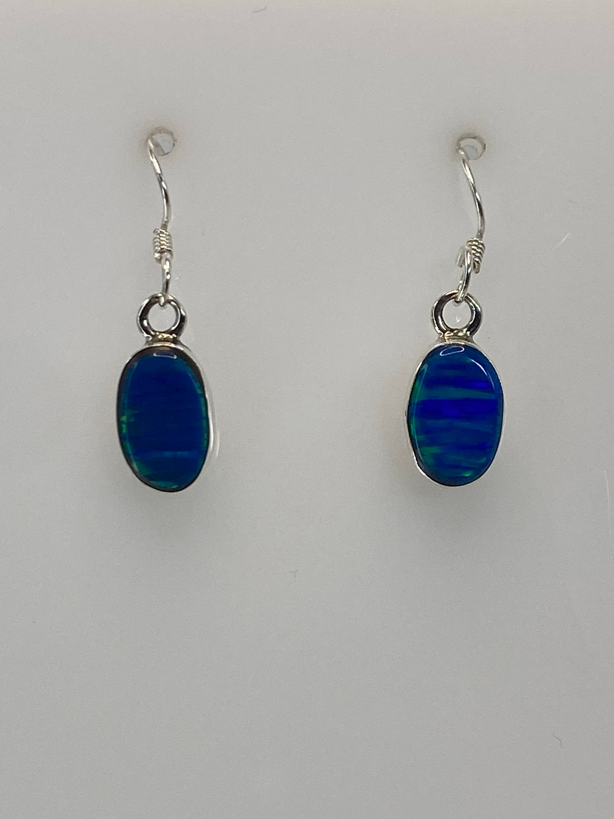 Detalle del engaste de la piedra azul en aretes de plata 950