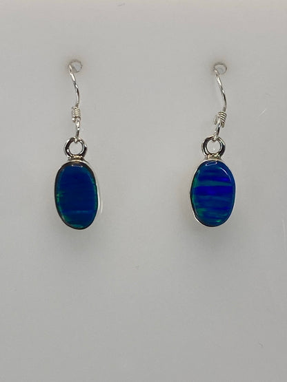 Detalle del engaste de la piedra azul en aretes de plata 950