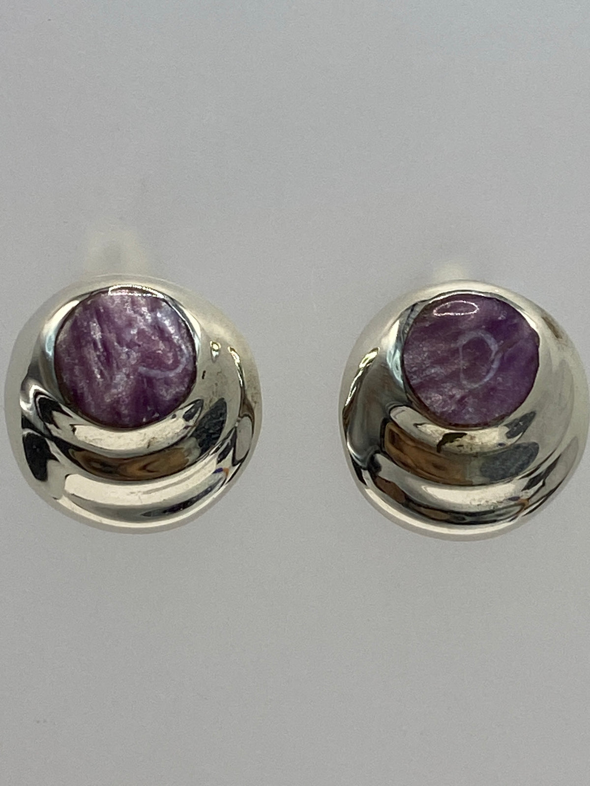 Aretes en la mano demostrando su tamaño pequeño y discreto de 1.6 cm