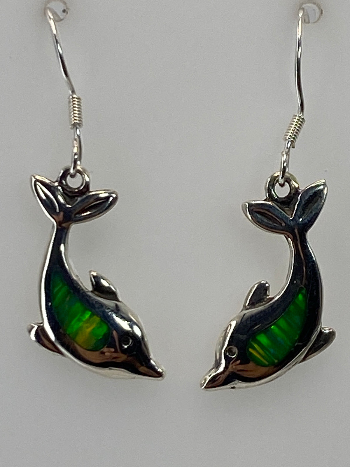 Detalle del engaste a mano del opalo de fuego en plata, mostrando el color verde limon y la translucencia
