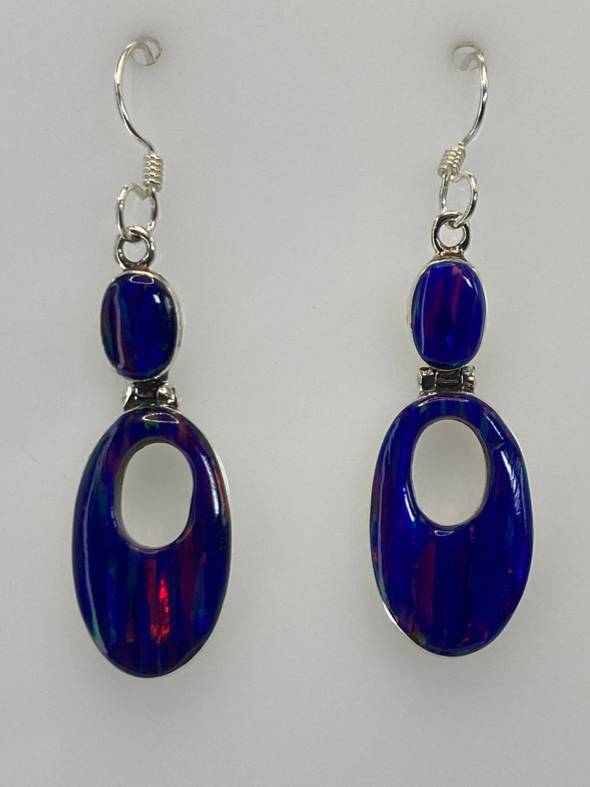 Par de aretes largos de plata 950 con ópalo de fuego azul engastado a mano
