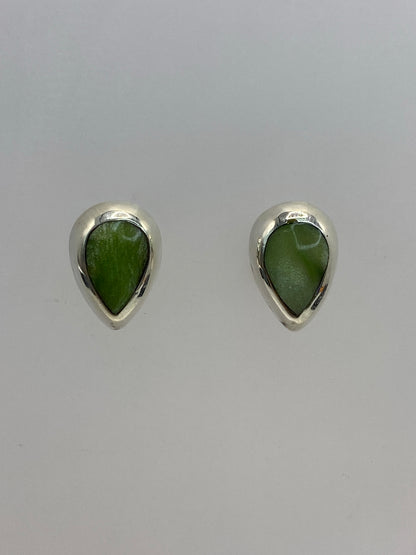 Aretes de plata con piedra verde olivo, vista frontal, sobre fondo blanco