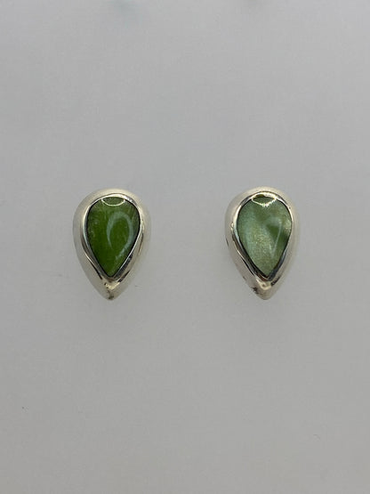 Par de aretes de plata 925 con piedra engastada, vista lateral