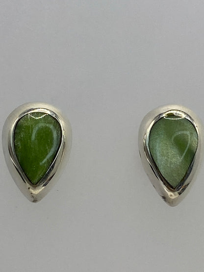 Detalle del engaste a mano de la piedra verde olivo en plata