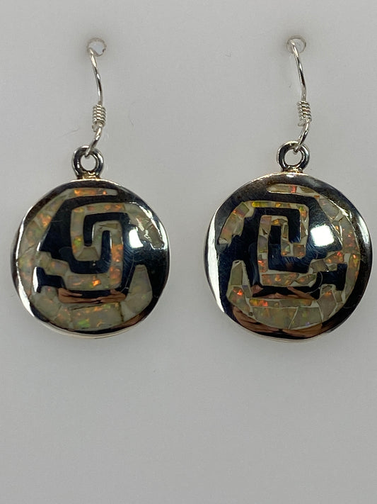 Aretes de plata 950 con ópalo de fuego multicolor colgando sobre fondo blanco