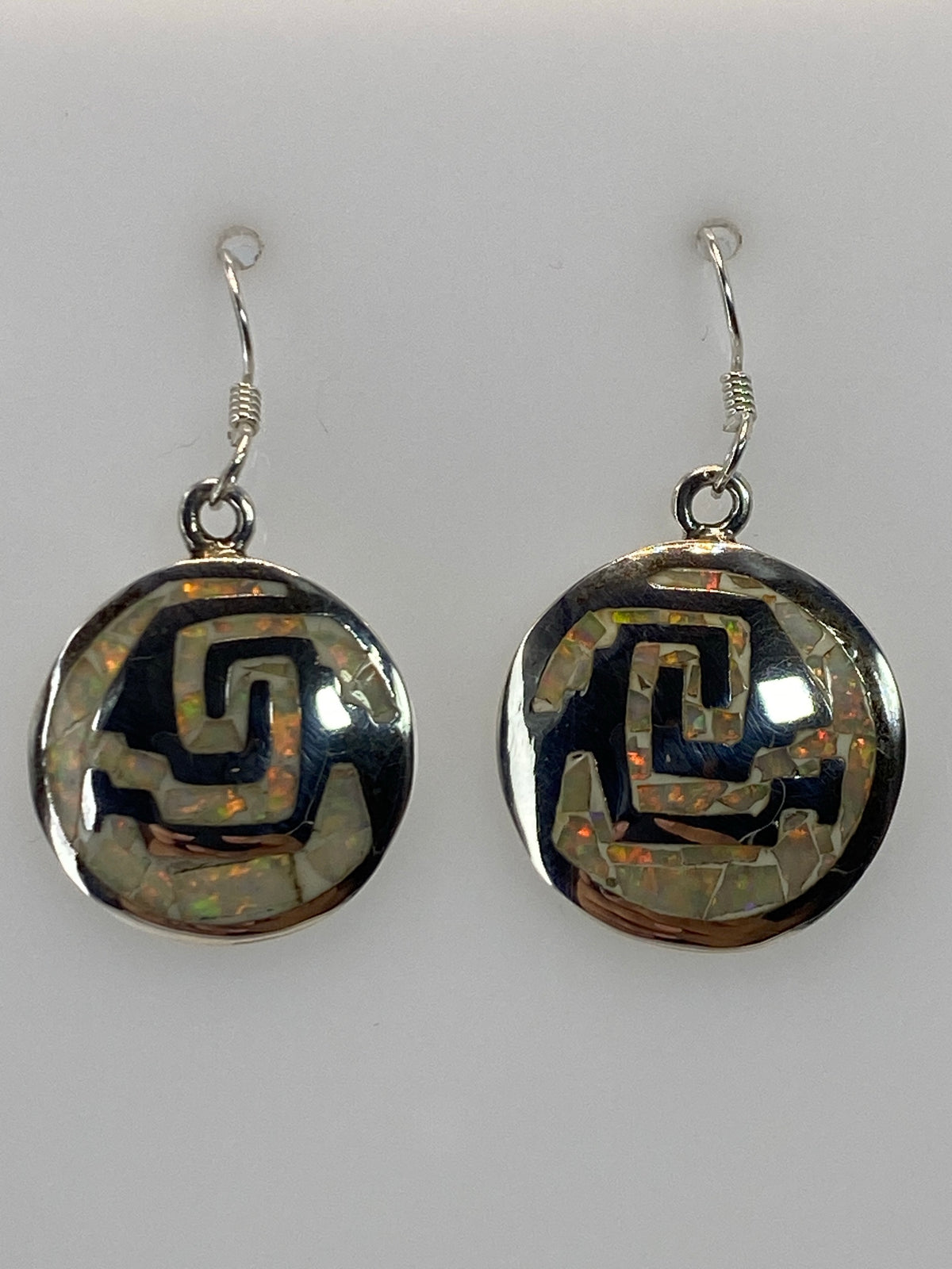 Par de aretes con ópalo de fuego mostrando los colores rojo, naranja y dorado