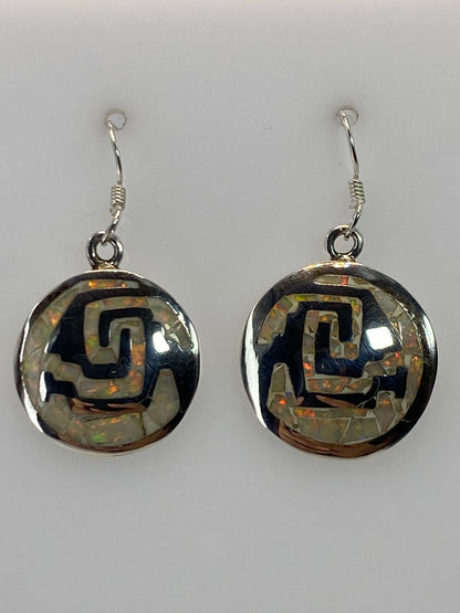 Par de aretes con ópalo de fuego mostrando los colores rojo, naranja y dorado