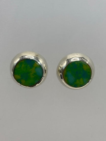Par de aretes de plata 925 con piedra multicolor en fondo gris