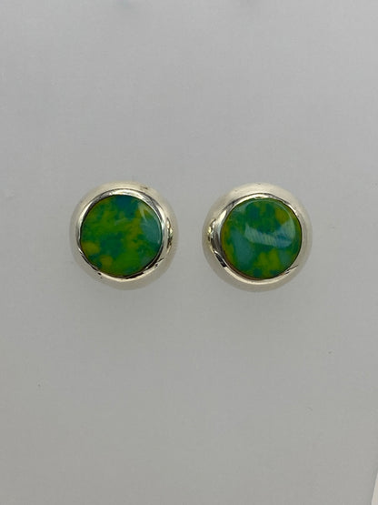 Arete individual de plata con piedra multicolor mostrando incrustación detallada