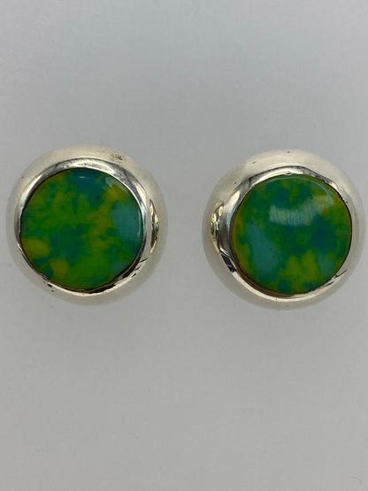 Aretes de plata multicolor sobre escala de medición centimetrada