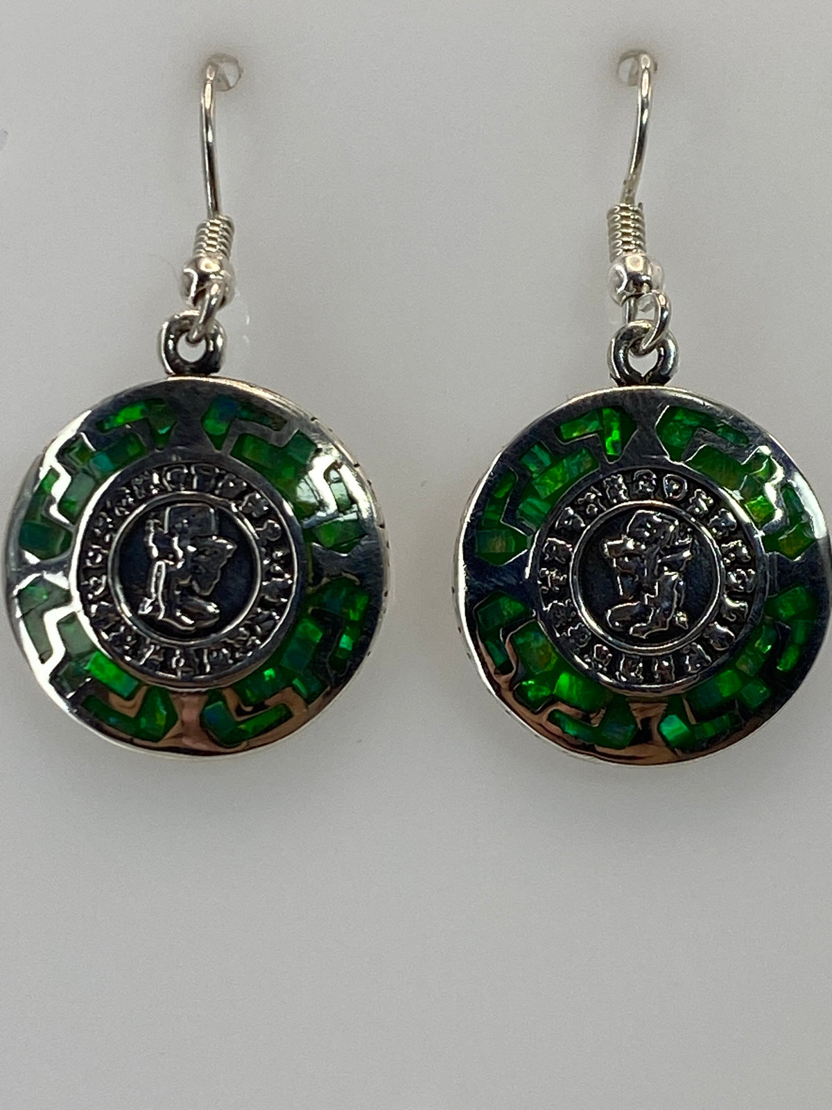 Detalle del engaste a mano y la piedra verde limón con reflejos dorados