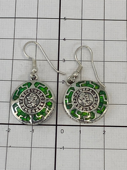 Aretes sobre fondo blanco con gancho de plata quirúrgica visible