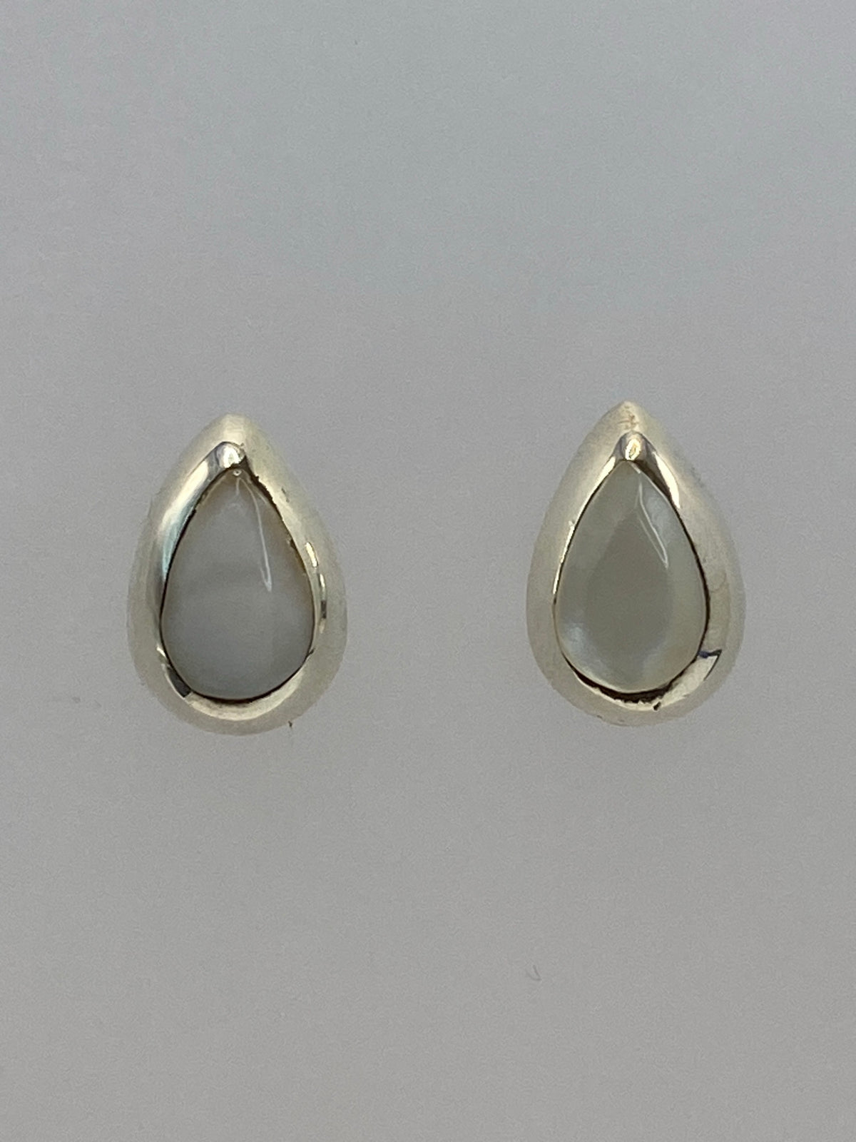 Par de aretes de plata 925 con perla blanca en forma de gota, vista frontal