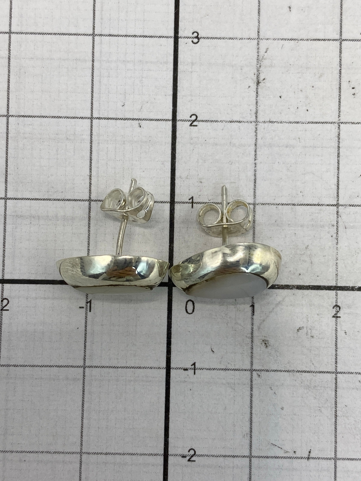Aretes colocados en la oreja, tamaño real de 1.3 cm