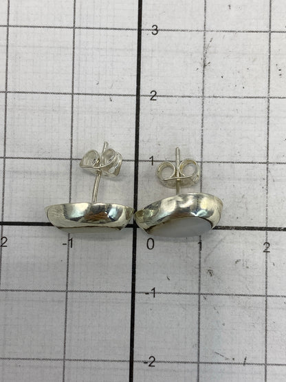 Aretes colocados en la oreja, tamaño real de 1.3 cm