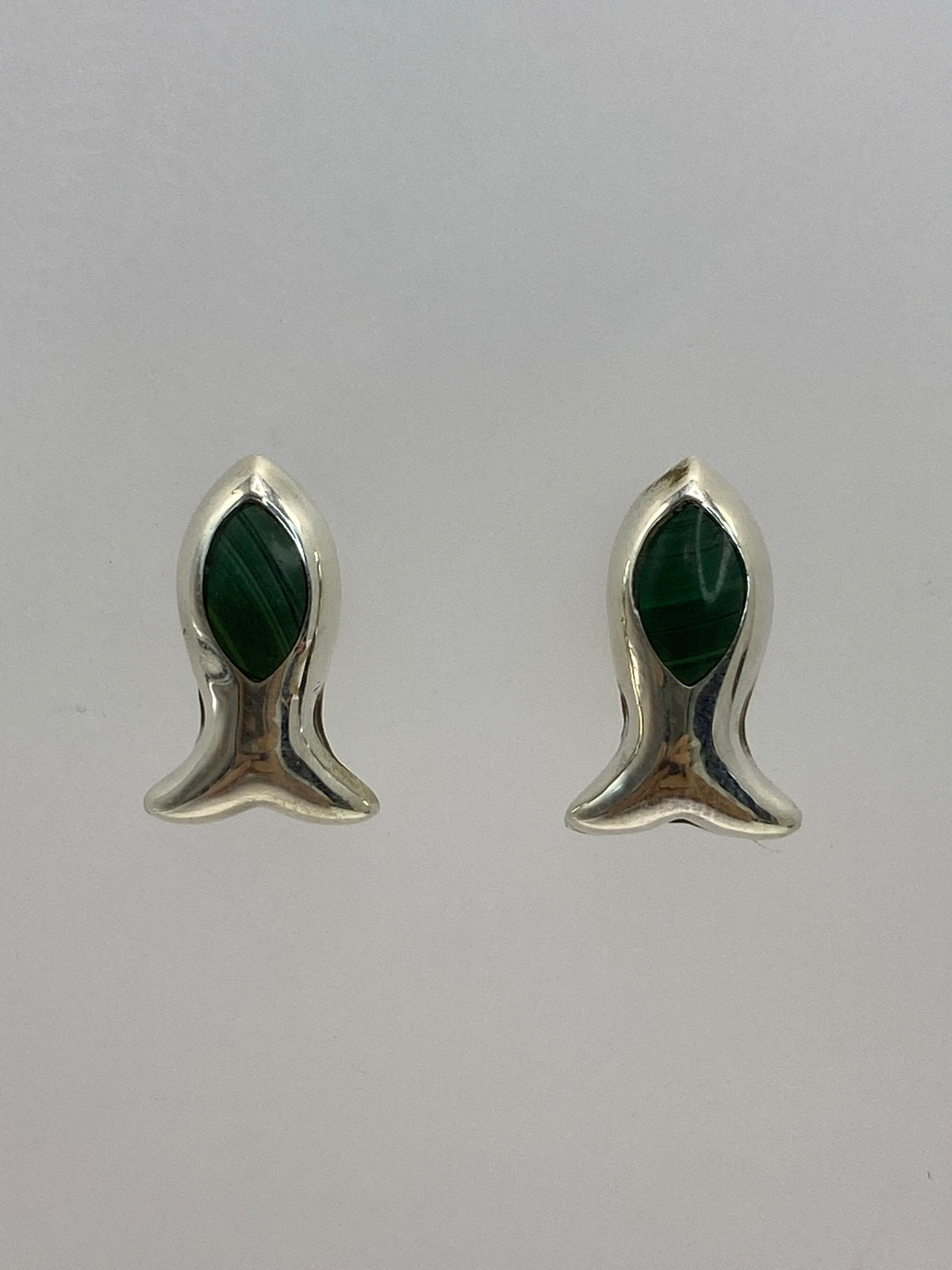 Par de aretes de plata 950 con piedra verde oscuro, postes de cierre, sobre fondo gris