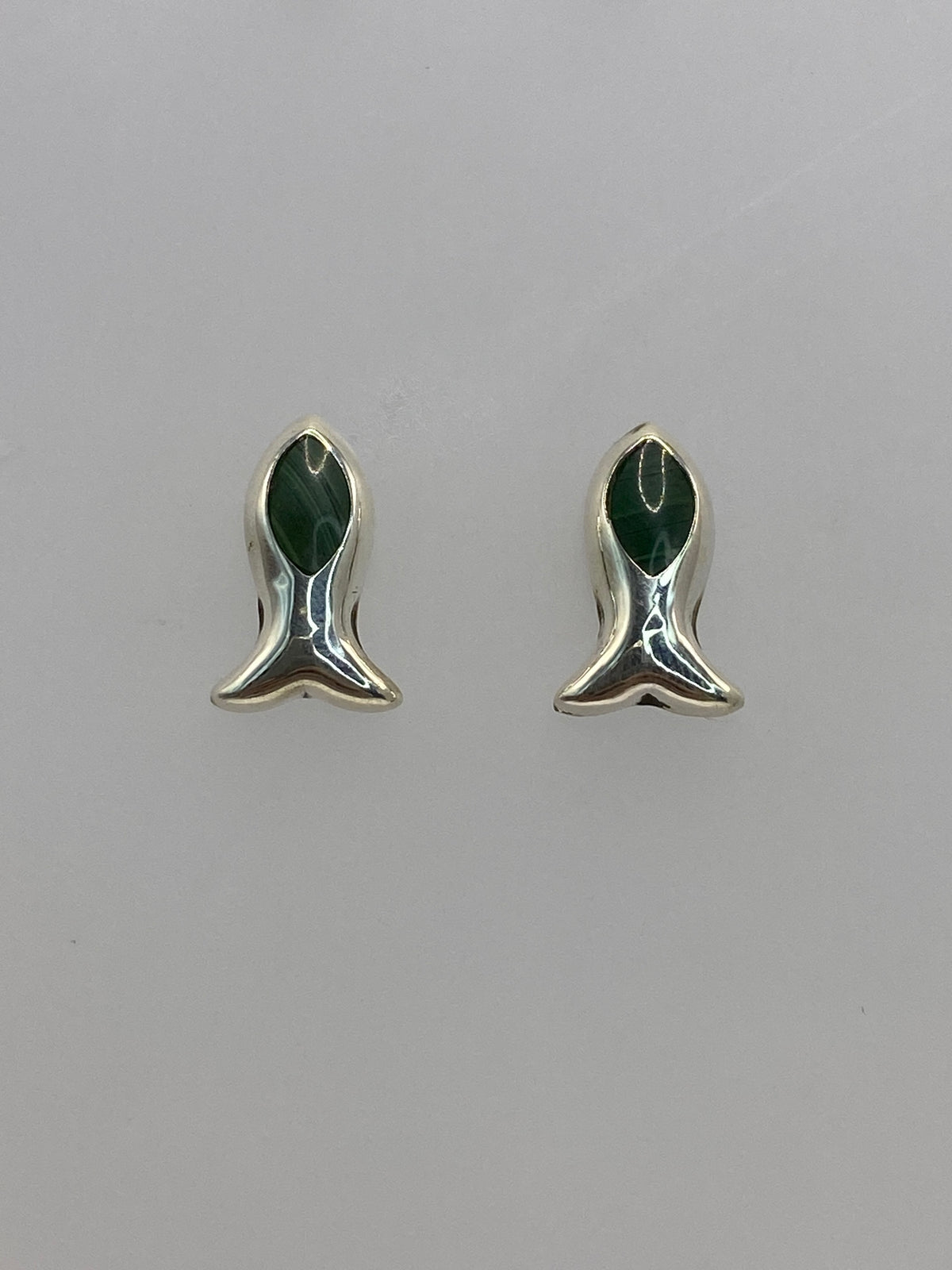 Aretes de plata con piedra verde engastada a mano, detalle del engaste