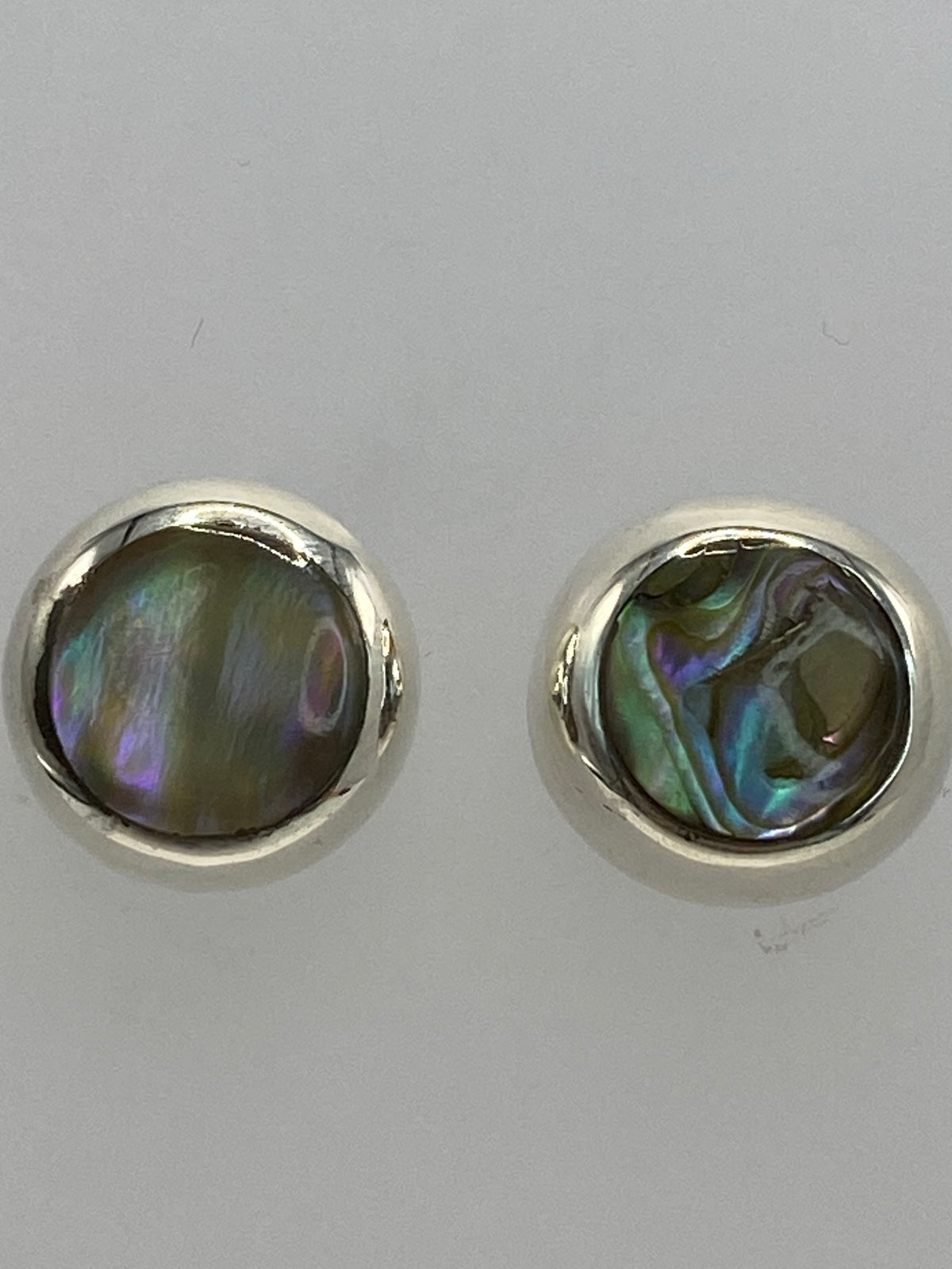 Aretes de frente — diseño compacto de 1.4 cm