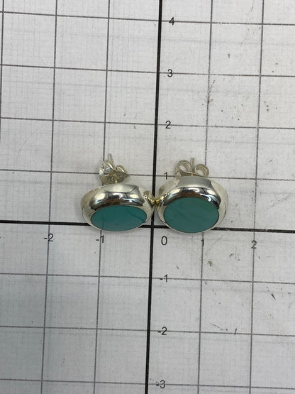 Reverso de los aretes mostrando el cierre y la pureza 925