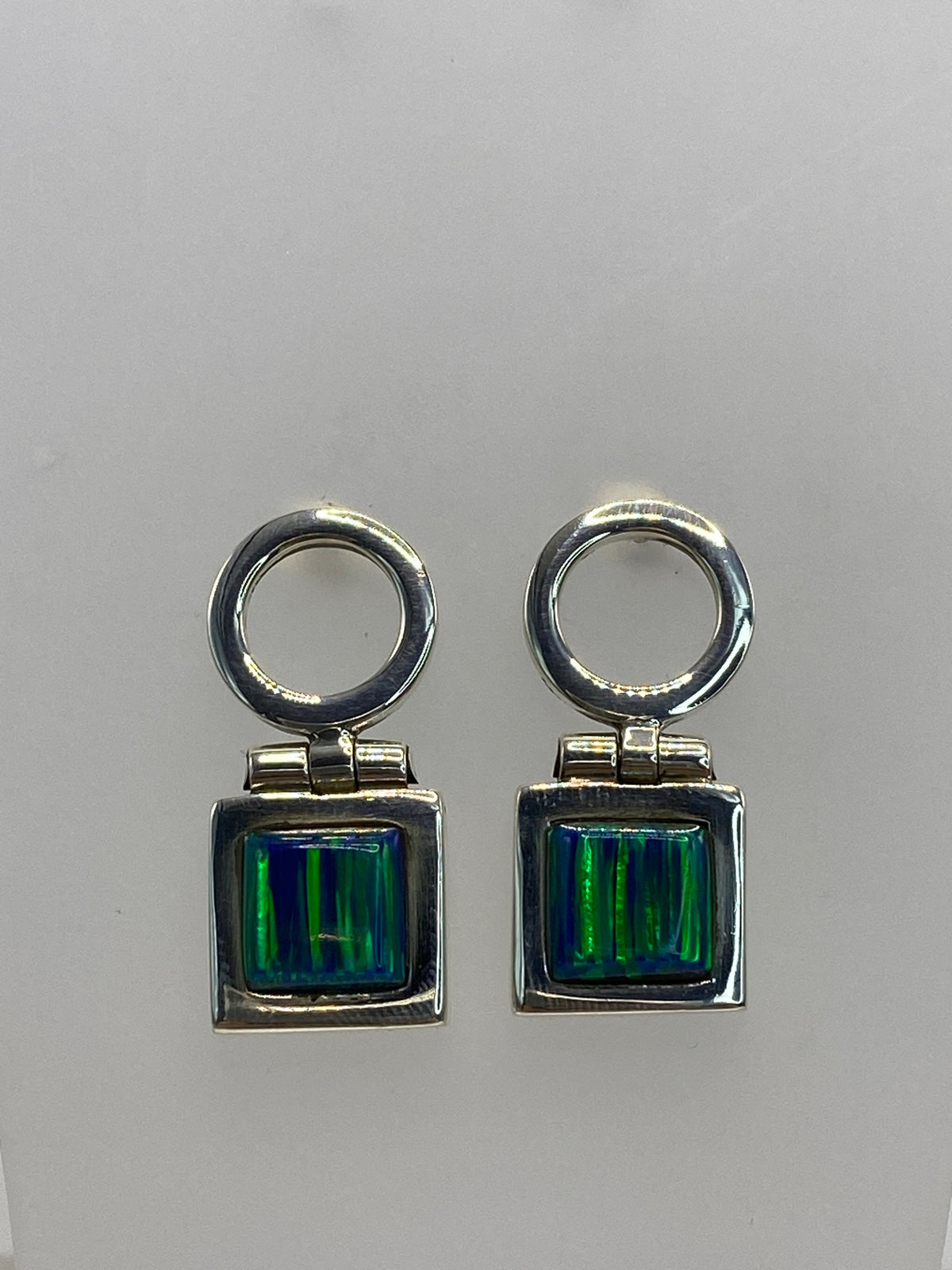 Detalle del engaste de ópalo de fuego en plata 950, mostrando los tonos azul, verde y dorado