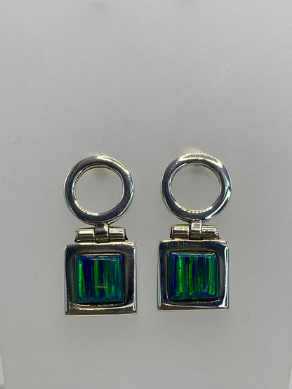 Detalle del engaste de ópalo de fuego en plata 950, mostrando los tonos azul, verde y dorado