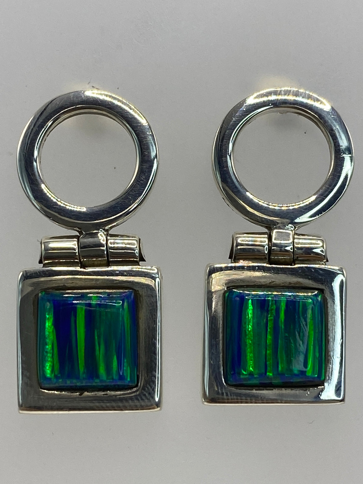 Aretes de ópalo de fuego en la oreja, vista frontal