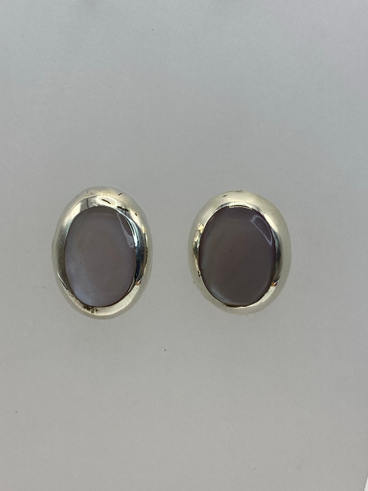 Par de aretes de plata 925 con piedra incrustada, 1.4 cm, vista frontal