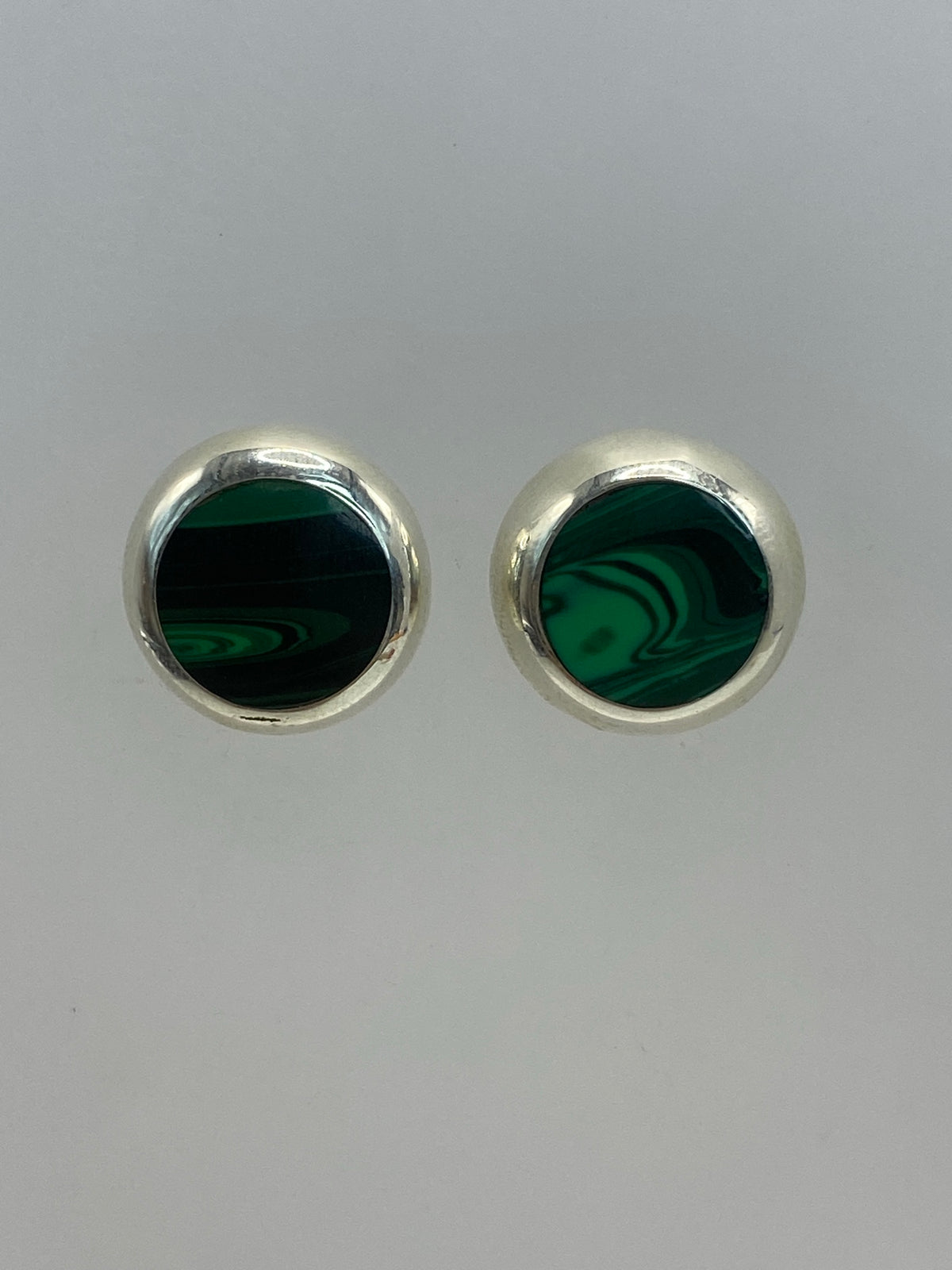 Par de aretes de plata con piedras multicolor engastadas, vistos de frente