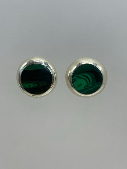 Par de aretes de plata con piedras multicolor engastadas, vistos de frente