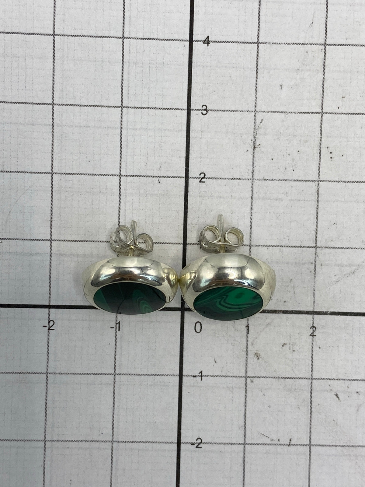 Aretes con Quinto 925 grabado, junto al certificado de autenticidad