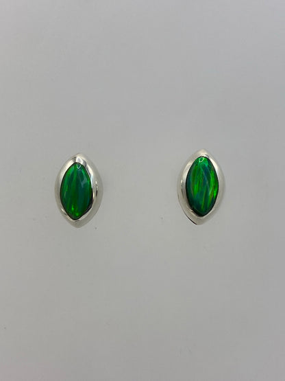 Par de aretes de plata 925 con ópalo de fuego verde engastado, vista frontal
