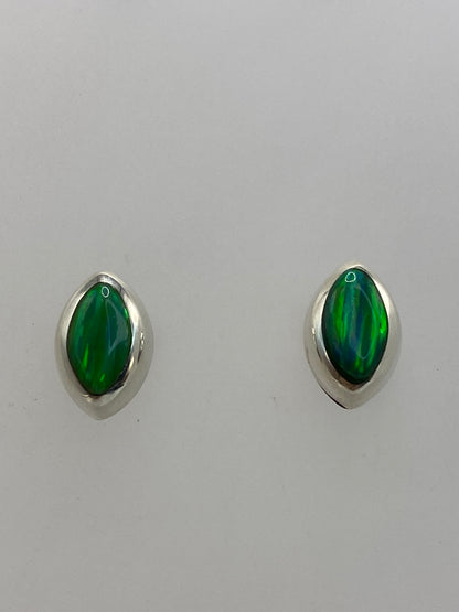 Aretes delicados de ópalo verde en plata de Taxco, detalle del engaste
