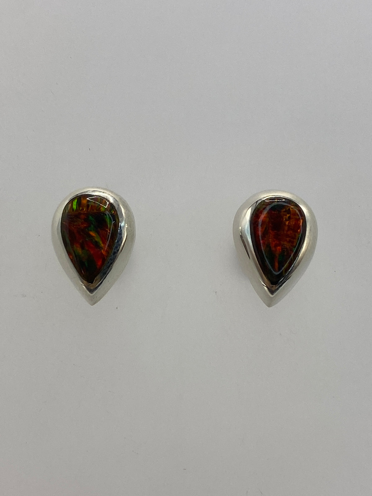 Vista lateral de los aretes de 1.4 cm en plata 925
