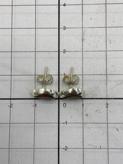 Aretes sobre regla de centímetros y reverso mostrando el Quinto 925