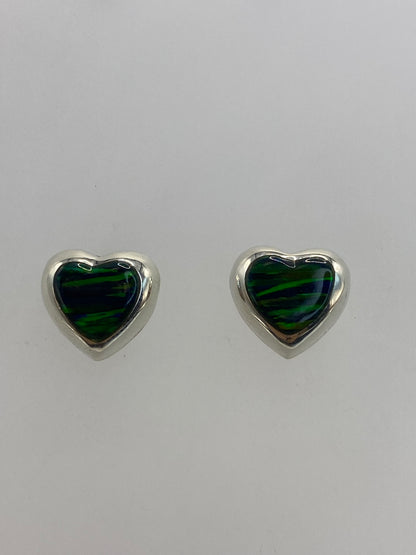 Par de aretes de plata 925 con ópalo de fuego verde engastado, vistos de frente sobre fondo blanco