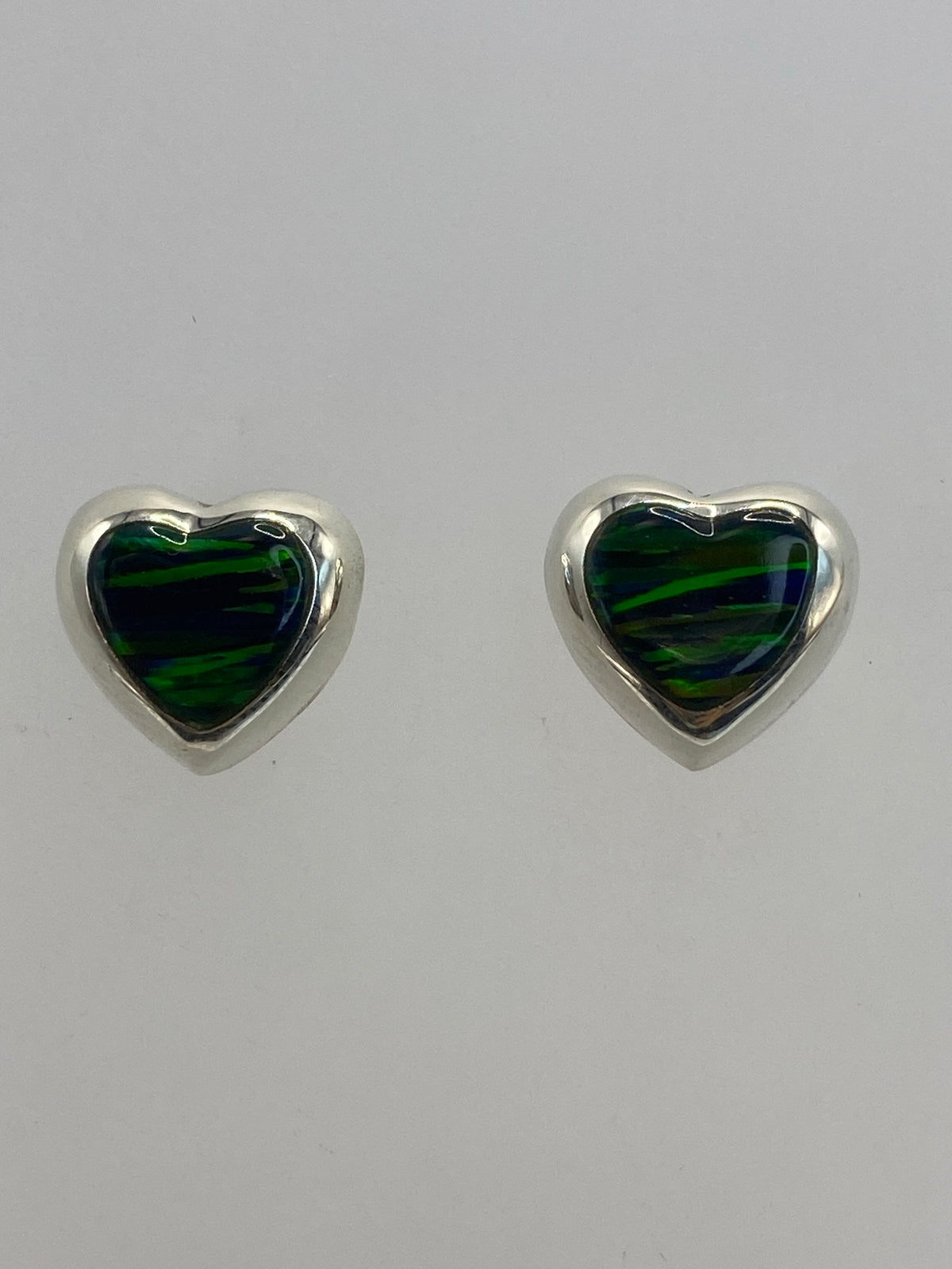 Detalle del engaste a mano del ópalo de fuego en plata 925