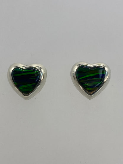 Detalle del engaste a mano del ópalo de fuego en plata 925